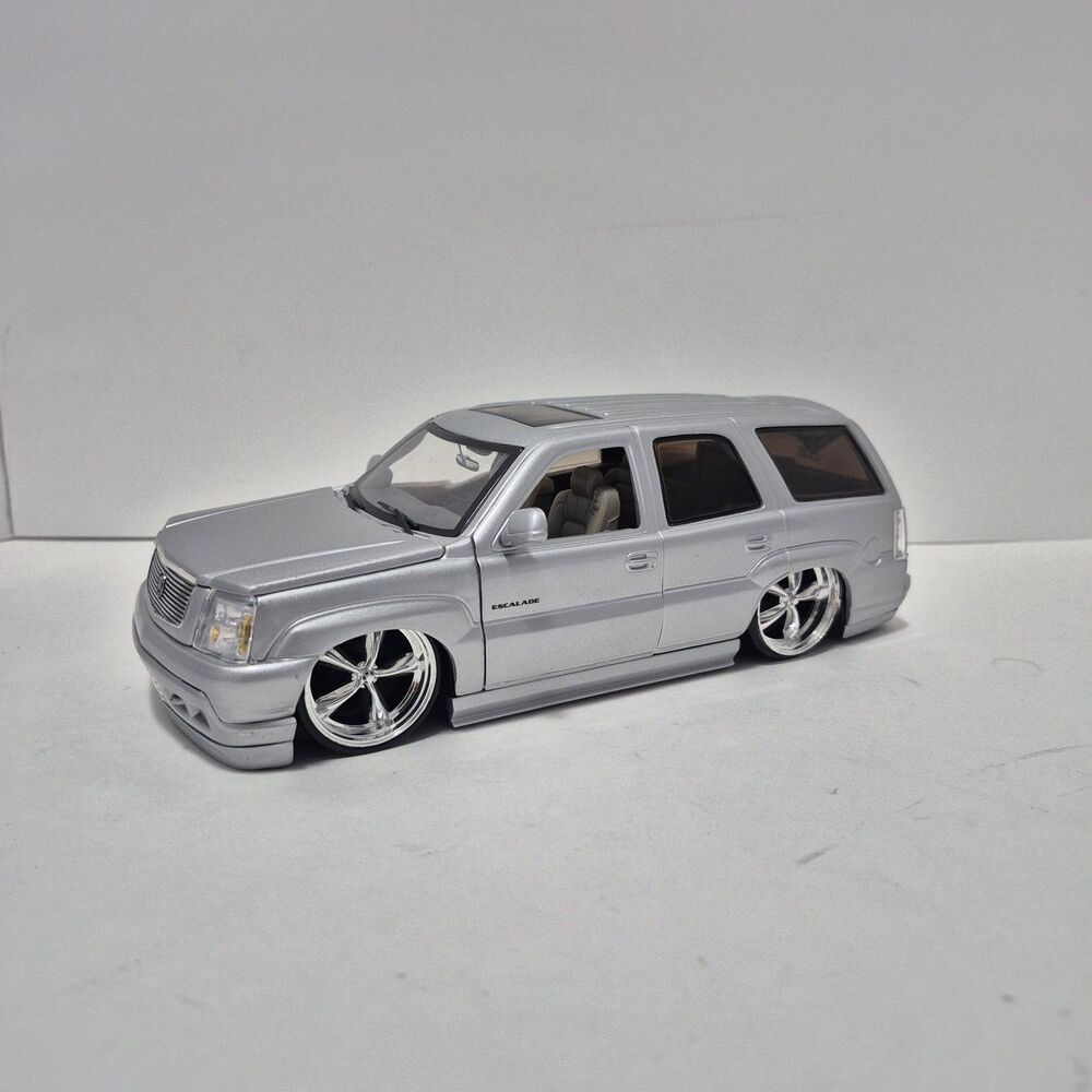 Jada Dub City 2002 Silver Cadillac Escalade 1:24 Scale Die Cast